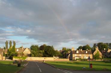 4x3 rainbow over Bledington.jpg (10151 bytes)