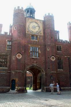 4x3 Hampton Court Clock.jpg (13120 bytes)
