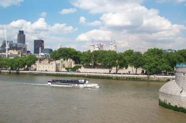 4x3 Tower from bridge sth.jpg (12743 bytes)