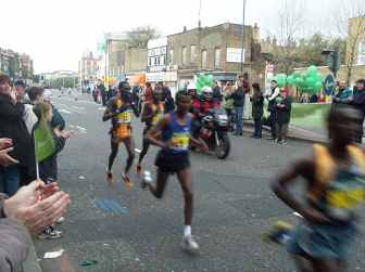 Marathon male leaders at 14.jpg (11351 bytes)