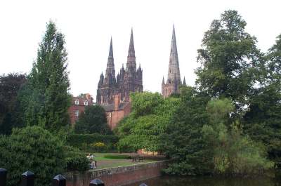 4x3 Lichfield Cathedral from sw.jpg (16976 bytes)