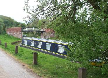 4x3 Linslade bridge and boat.jpg (21228 bytes)