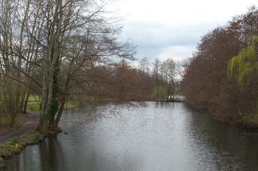 4x3 whiteknights lake 3.jpg (13817 bytes)
