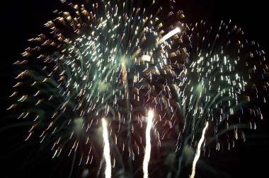 4x3 fireworks 5.jpg (20649 bytes)