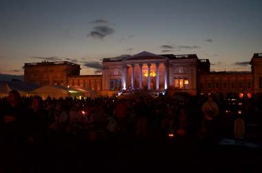 4x3 stowe house in dark.jpg (8089 bytes)
