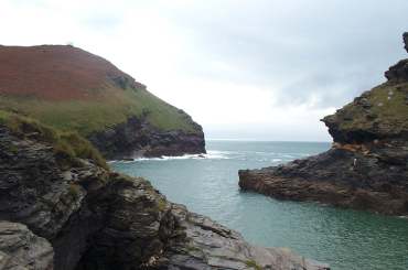 4x3 boscastle to sea.jpg (10758 bytes)