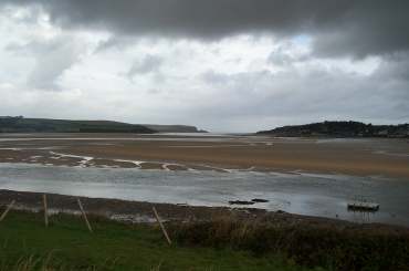 4x3 camel estuary dark clouds.jpg (9093 bytes)