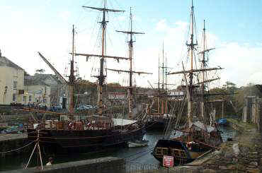 4x3 charlestown 3 schooners.jpg (15284 bytes)