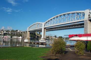 4x3 saltash king henry bridge from below.jpg (14106 bytes)