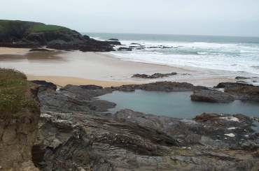 4x3c treyarnon beach pool and headland.jpg (12606 bytes)