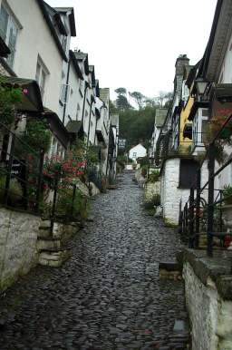 3x4 clovelly up cobbled street.jpg (18961 bytes)