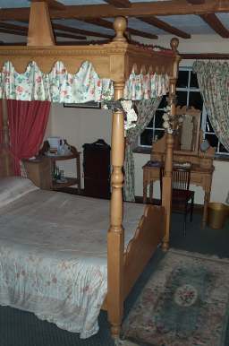 3x4 hoops inn room.jpg (15420 bytes)