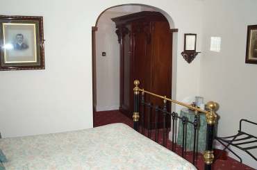 4x3 two bridges hotel room 1.jpg (11042 bytes)