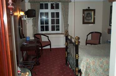 4x3 two bridges hotel room 2.jpg (14306 bytes)