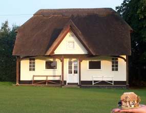 Akseden_cricket_pavillion_and_model.jpg (9273 bytes)
