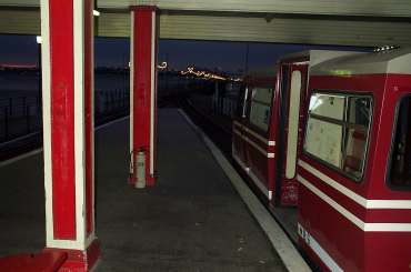 train.jpg (13074 bytes)