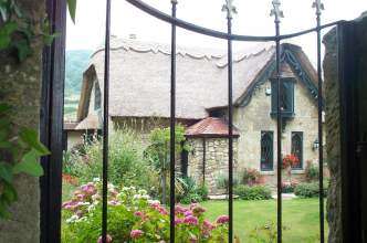 web Dunnose Tea Room through railings.jpg (15284 bytes)