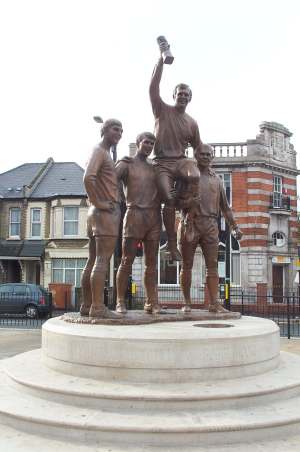 3x4_1666_statue.jpg (18146 bytes)