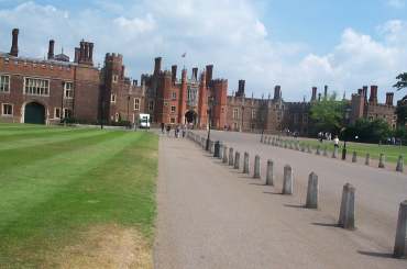 4x3 Hampton Court Entrance.jpg (11773 bytes)