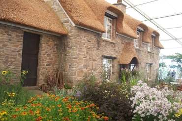 4x3 Hampton Court Flower Show Thatched.jpg (19302 bytes)