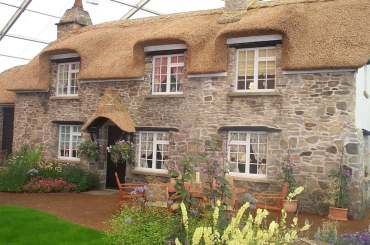 4x3 Hampton Court Flower Show Thatched 2.jpg (18304 bytes)