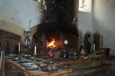 4x3 Hampton Court Tudor Kitchen.jpg (12306 bytes)