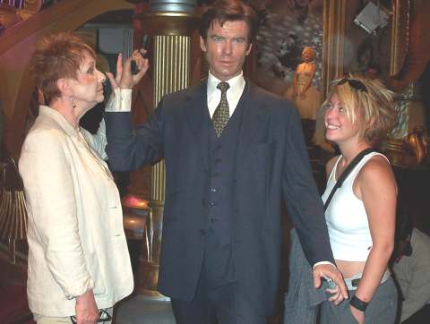 4x3 aj brosnan.jpg (21050 bytes)