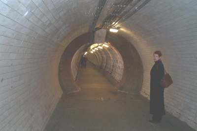 4x3_greenwich_foot_tunnel.jpg (8331 bytes)