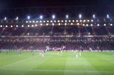4x3_west_ham_playing.jpg (12967 bytes)