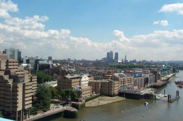Downstream from top of TB Canary Wharf.jpg (13354 bytes)