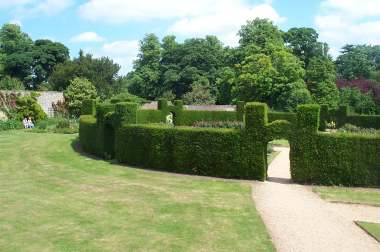 4x3 Rockingham outside rose garden.jpg (17130 bytes)