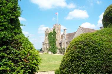 4x3 Rockingham through yew hedge.jpg (20792 bytes)