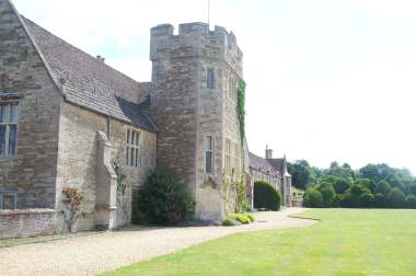 4x3 library wing and yews 2.jpg (12557 bytes)