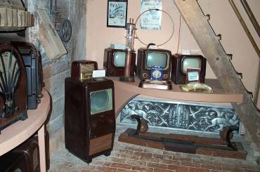 4x3 bakelite TVs.jpg (18234 bytes)