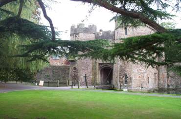 4x3 wells cathedral bishops palace.jpg (17803 bytes)