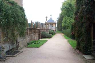 web montacute wall and crown.jpg (11512 bytes)