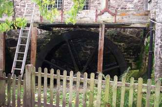 web water wheel.jpg (17920 bytes)