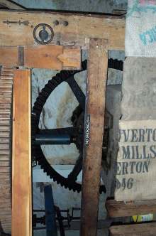 web watermill indside.jpg (13727 bytes)