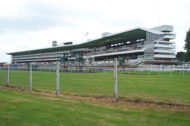 4x3 ascot members enclosure.jpg (13203 bytes)