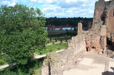 4x3 Kenilworth from tower.jpg (21825 bytes)