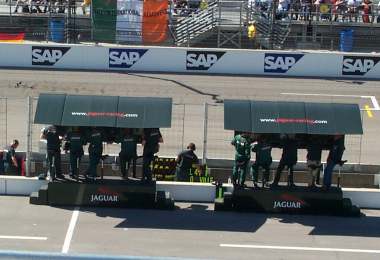 4x3 Jag Pit Wall stand.jpg (18743 bytes)