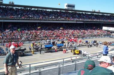 4x3 indy race start with crews 2.jpg (25905 bytes)