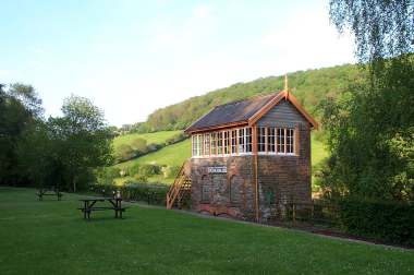 4x3 tintern signal box.jpg (14587 bytes)